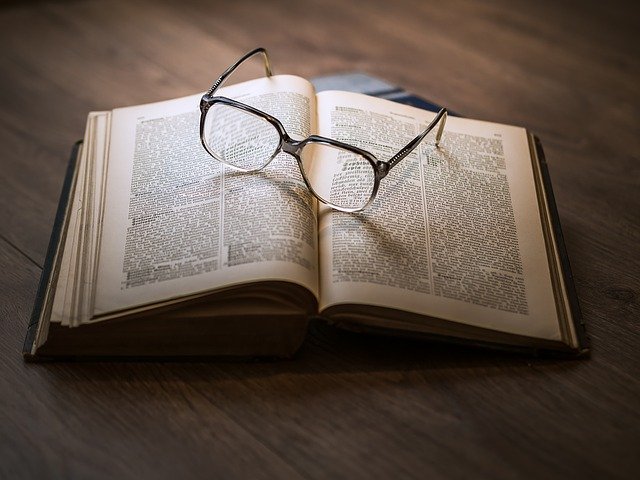 brýle v knize