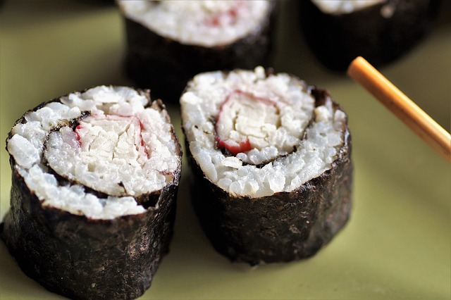 Sushi s mořskou řasou